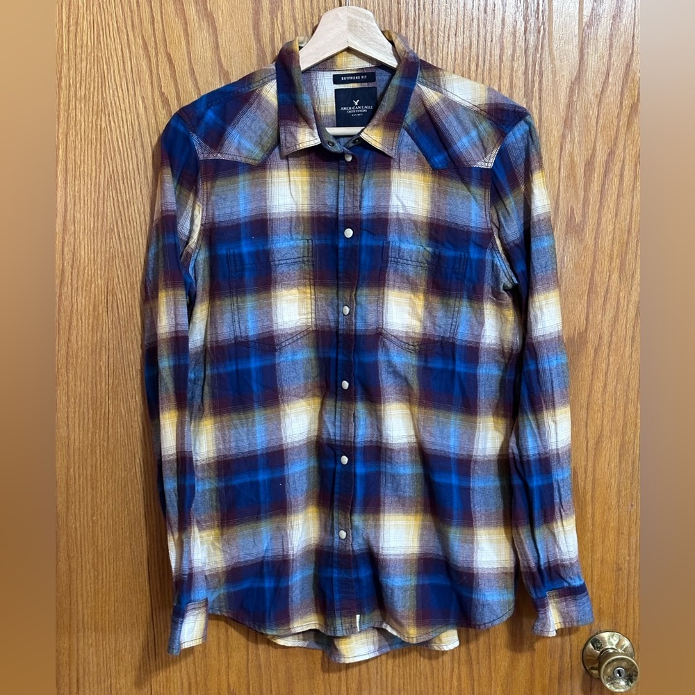 American Eagle boyfriend fit women’s sz medium flannel plaid‎ long sleeve snap Q